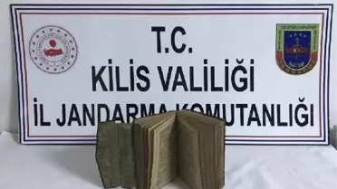 Ali Şir Nevai'nin 15'inci yüzyıla ait şiir kitabı ile yakalandı