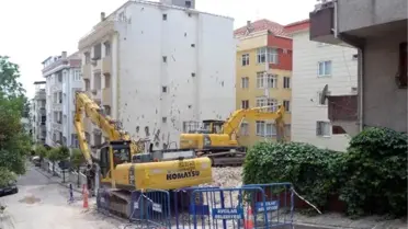 Avcılar'da mühürlenen iki binadan biri yıkıldı