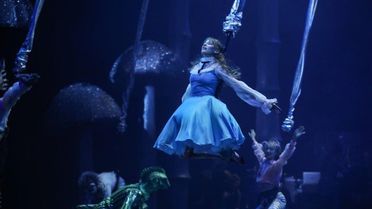Serenay Sarıkaya'dan 'Alice' klibi