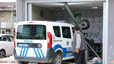 Ekip otosu iş yerine daldı, çalışanlar ölümden döndü