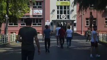 Sınava geç kaldılar, içeri alınmadılar
