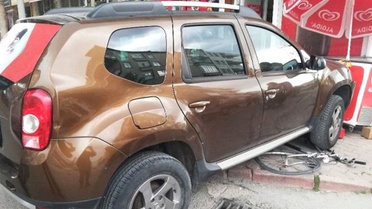 Freni boşalan cip, bisikleti altına alıp dondurma dolabına çarptı