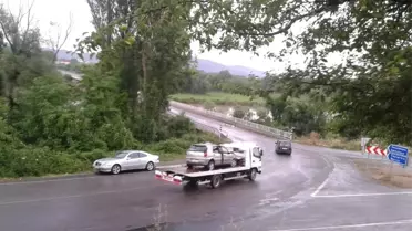 Araçlar kafa kafaya çarpıştı: 8 yaralı