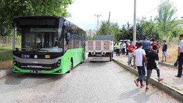 Belediye otobüsü ile kamyonet çarpıştı; hamile yolcu yaralandı