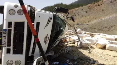 Freni boşalan kamyon yan yattı