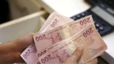 Emirates Havayolları, 15 bin 500 lira maaşla kabin görevlisi almak için Türkiye'ye geliyor