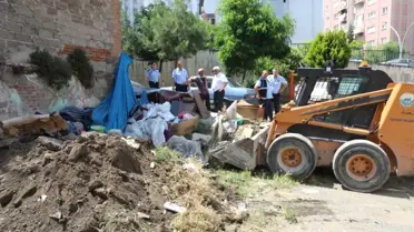 Gelen şikayeti değerlendiren zabıta ekipleri çöp evi temizletti