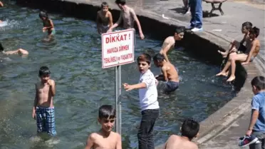 Uyarılara rağmen çocuklar yüzmekten vazgeçmedi