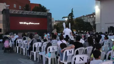 Zeytinburnu'nda açık havada sinema keyfi