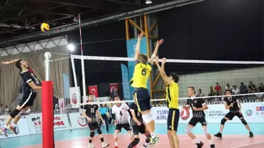 Yıldız erkekler voleybol derbisi Beşiktaş'ın