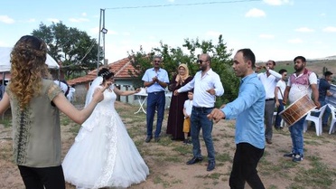 Gelinlik hayali damatsız düğünde gerçek oldu