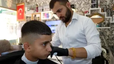 Suriyeli berber, şehit yakınları ve gazileri ücretsiz tıraş ediyor