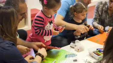 İstanbul Modern'de çocuklar anne-babalarıyla karalamanın keyfini yaşıyor