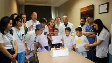 Karaciğer nakilli çocuklar karne sevinçlerini doktorlarıyla paylaştı
