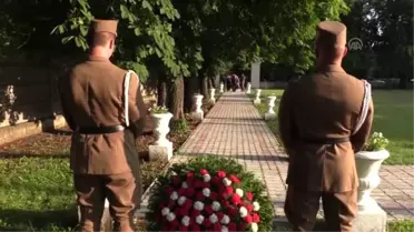 Bakan Varank Macaristan'daki Türk Şehitliği'ni ziyaret etti