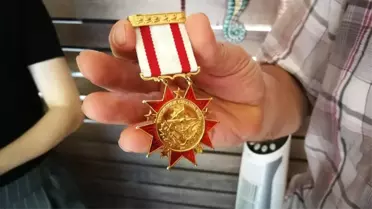 Bulduğu madalyayı teslim etti