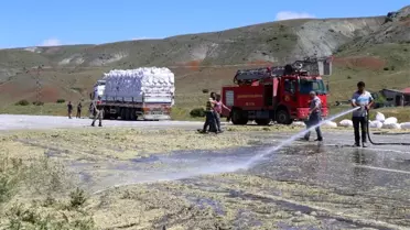 Egzozdan çıkan kıvılcım tır üzerinde yüklü samanları yaktı