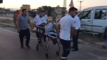Hatay'da hafif ticari araç devrildi: 3 yaralı