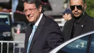 Rum lider Anastasiadis'in kalçası kırıldı