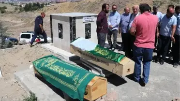 Mezuniyet dönüşü kazada ölen 4 kişiden abla- kardeş de toprağa verildi