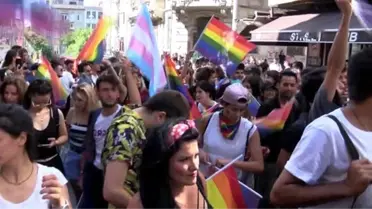Taksim'deki Onur Yürüyüşü'ne polis plastik mermiyle müdahale etti!