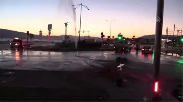 Trafik ışıklarına çarpan otomobildeki 2 kişi hayatını kaybetti - İZMİR