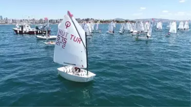 Çocuklar yelkenlilerin dümenini Kabotaj Bayramı için çevirdi