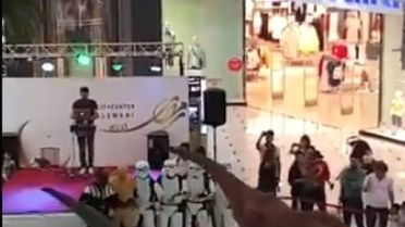 AVM'de halay çeken dinazor ve süper kahramanlar