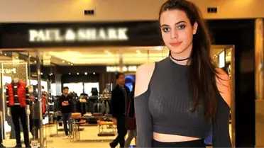 Defne Samyeli'nin kızı Deren Talu, dekoltesiyle baş döndürdü!