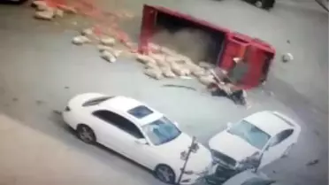 Freni boşalan kamyonetin otomobile çarptığı kaza kamerada