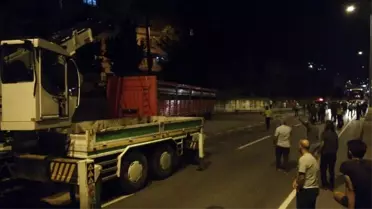 Yolun ortasında kalan dorse, D130 Karayolu'nu trafiğe kapattı