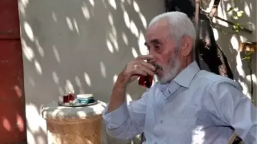 1500 yıllık tarihi sütunu çay masası olarak kullanıyor