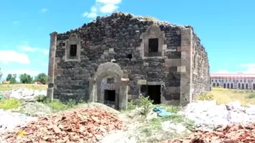 Defineciler, 229 yıllık tarihi kilisede kazmadık yer bırakmadı