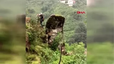 TRABZON Tehlike oluşturan kayanın düşürülme anı kamerada