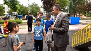 Başkan Çatal'dan, park oynayan çocuklara sürpriz