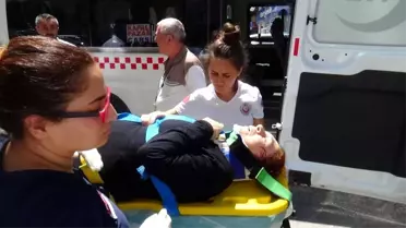 Minibüs, yayalara yol vermek için duran araçlara çarptı