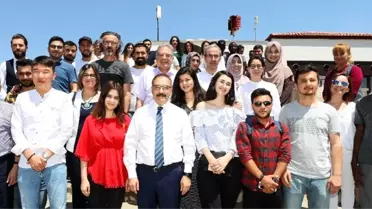 Rektör Prof. Dr. Ali Gür mezun olan uluslararası bölüm öğrencileri ile bir araya geldi