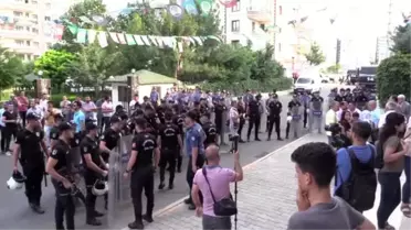 Yolu trafiğe kapatan HDP'li vekillere müdahale