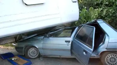Freni boşalan minibüs otomobilin üzerine devrildi