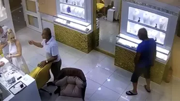Hırsızlardan biri tezgahtarı oyalayıp diğeri kaşla göz arasında altın bileziği çaldı