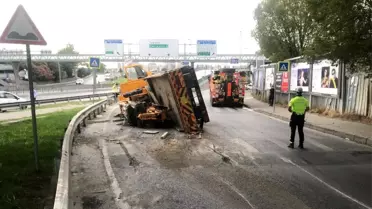 Bakırköy'de vinç yola devrildi: 1 yaralı