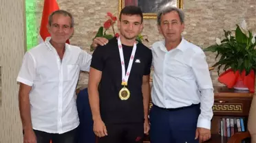 Ağırlığının 3 katını kaldıran Eskişehirli milli sporcu Başkan Durgut'u ziyaret etti