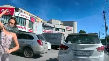Kornaya sinirlenen kadın sürücü çekiçle saldırdı