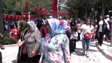 Halisdemir'in kabrine ziyaretçi akını - NİĞDE