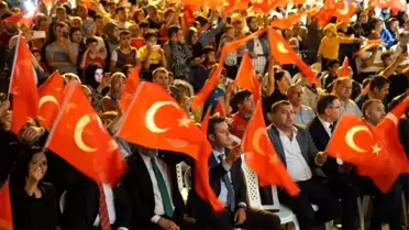 Askeri bando çaldı, vatandaşlar söyledi: 'Bir başkadır benim memleketim'
