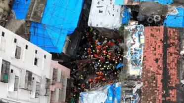 Hindistan'da bina çöktü: 12 ölü, 30 kişi enkaz altında