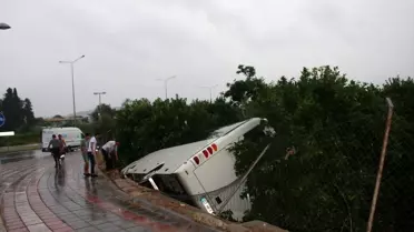 Antalya'da turistleri taşıyan tur midibüsü devrildi: 5 yaralı