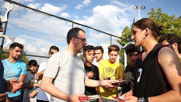 Bakan Kasapoğlu önce gençlerle basketbol oynadı, ardından 10 bin pota müjdesi verdi