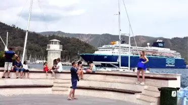 Marmaris'e gemiyle İspanyol turistler geldi