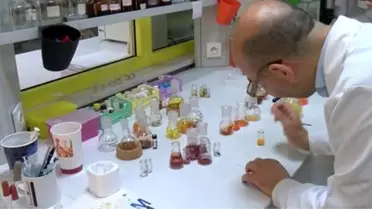 Profesör hayatını kilosu 680 bin lira olan ekran kimyasalının yerli üretimine adadı
